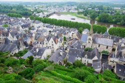 Il borgo di Chinon fotografato dal Castello omonimo, regione Centro in Francia.