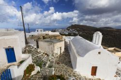 Il borgo di Chora visto dall'alto, isola di Sikinos, Grecia: si tratta di un tipico villaggio cicladico in miniatura con la sua piazzetta e i vicoli.

