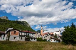 Il borgo di Claut tra le montagne della Carnia in Friuli Venezia Giulia