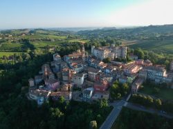 Il borgo di Costigliole d'Asti, punto di incontro tra Monferrato e Langhe in Piemonte