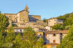 Il borgo di Cusercoli in Romagna, in alto il Castello dei Conti Guidi - © GoneWithTheWind / Shutterstock.com