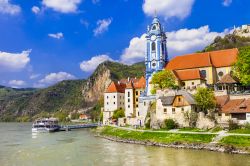 Il borgo di Durnstein lungo il Danubio in Bassa Austria. In questa località nel 1192-93 venne imprigionato Riccardo Cuor di Leone perchè il duca Leopoldo V° d'Austria sospettava ...