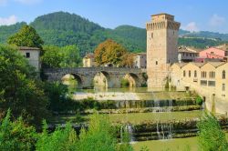 Il borgo di Fermignano e il fiume Metauro con la caratteristica torre del 14° secolo. Questo panorama è considerato come uno degli scorci più belli di tutte le Marche - © ...
