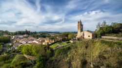 Il borgo di Fiorenzuola di Focara a nord di Pesaro sulle colline a picco sul mare, nelle Marche.