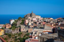 Il borgo di Forza d'Agrò in Sicilia, in posizione panoramica sulla costa ionica.