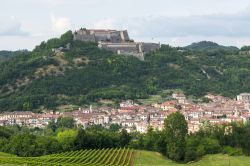 Il borgo di Gavi in provincia di Alessandria e la sua fortezza in Piemonte