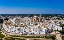 Il borgo di Locorotondo in Puglia con la chiesa di San Giorgio Martire, siamo in Puglia, Valle d'Itria