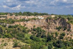 Il borgo di Lubriano nel Lazio vicino al Lago di Bolsena: Da notare le erosioni calanchive che caratterizzano il paesaggio della zona