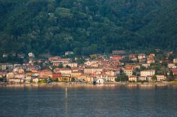 Il borgo di Mandello delle rive del Lago di Como o lago di Lario
