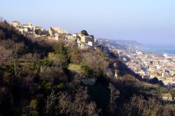 Il borgo di Marano sopra Cupra Marittima nelle Marche Di Erinaceus - Opera propria, CC BY-SA 3.0, Collegamento