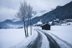 Il borgo di Mazzin, Val di Fassa, in inverno con la neve. E' il Comun più piccolo della Val di Fassa e comprende anche le frazioni di Campestrin e Fontanazzo.
