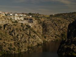 Il borgo di Miranda do Douro visto dal fume Douro, Portogallo, all'imbrunire.
