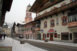 Il borgo di Mittenwald, Germania, in versione invernale dopo una nevicata - © elvisvaughn / Shutterstock.com