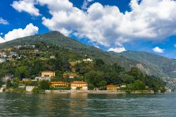 Il borgo di Moltrasio in provincia di Como, Lombardia. La nascita del paese risale attorno al 1292 d.C. in epoca medievale.
