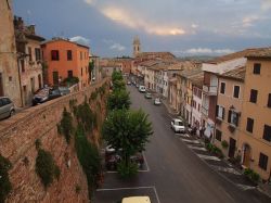 Il borgo di Mondolfo e il Bastione S. Anna nelle Marche - © Diego Baglieri - CC BY-SA 4.0, Wikipedia