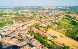 Il borgo di Mondolfo nelle Marche: veduta aerea