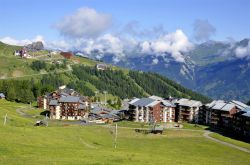 Il borgo di montagna di La Plagne in estate: siamo nelle Alpi francesi, valle della Tarentaise, dipartimento della Savoia.

