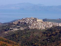 Il borgo di Montalbano Elicona in Sicilia - © Erm67, GFDL, Wikipedia