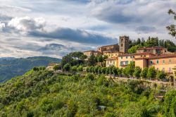 Il borgo di Montecatini Alto domina la zona di Montecatini Terme in Toscana - © Muzhik / Shutterstock.com
