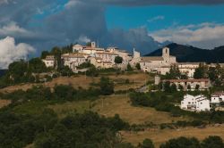 Il borgo di Monteleone di Spoleto in estate: siamo nella verde Umbria.