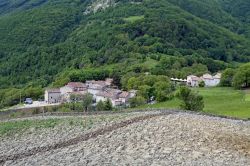 Il borgo di Montemonaco Altino si trova nel Parco Nazionale dei Monti Sibillini a un'altitudine di 1000 metri sul livello del mare, Marche - © trotalo / Shutterstock.com