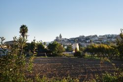 Il borgo di Montiuri a Maiorca, isole Baleari, Spagna. Una graziosa veduta panoramica della piccola cittadina sull'isola di Maiorca.
