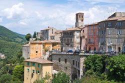 Le case colorate del borgo medievale di Narni (Umbria) - © Mi.Ti. / Shutterstock.com