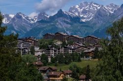 Il borgo di Nendaz, cantone del Vallese, Svizzera. Questo Comune è formato da 18 villaggi con case, granai e fienili tradizionali.
