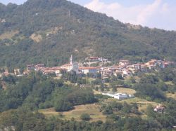 Il borgo di Parzanica in Lombardia, sulle montagne che circondano il Lago d'Iseo - © Ago76, CC BY-SA 3.0, Wikipedia