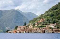 Il borgo di Pescara Maraglio, Lago di Iseo. A giugno 2016 diverrà protagonista dell'evento di The Floating Piers, le passerelle galleggianti ideate da Christo, che si collegheranno ...