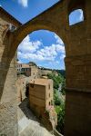 Il borgo di Pitigliano visto dall'alto, Toscana. Scavata nella roccia vulcanica, questa graziosa località fa parte dei borghi del tufo.

