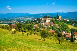 Il borgo di Poppi tra le montagne del Casentino in provincia di Arezzo, Siamo in Toscana