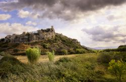Il borgo di Posada e le rovine del castello, Nuoro, Sardegna. Inserito nel club dei villaggi più belli d'Italia, questo paesino di 3 mila anime è uno dei luoghi più ...