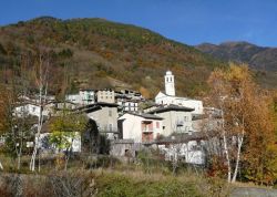 Il borgo di Postalesio tra le montagne della Valtellina - © www.valtellinaok.com