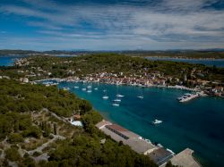 Il borgo di Prvic Luka fotografato dal drone, Croazia. Assieme a Seporine, è uno dei due insediamenti presenti sull'isola di Prvic.
