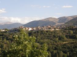 Il borgo di Raiano tra le montagne dell'Abruzzo ...