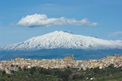 Il borgo di Regalbuto in Sicilia e il monte Etna innevato in secondo piano. Siamo in provincia di Enna