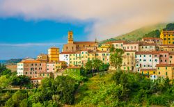 Il borgo di Rio nell'Elba, le case color pastello del centro storico