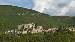 Il borgo di Rocca Sinibalda e il suo castello nel Lazio