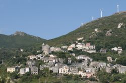 Il borgo di Rogliano sui rilievi di Cap Corse, il dito della Corsica. Il villaggio si aggrappa lungo una vallata ai piedi del monte Poggio.
