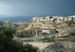 Il borgo di Rossano in Calabria, sullo sfondo il Mar Jonio - © Ulf Heinsohn - GFDL -Wikipedia