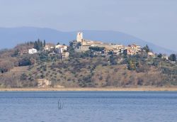 Il borgo di San Savino fotografato dal Lago Trasimeno in Umbria - © Toccione82 - CC BY-SA 3.0, Wikipedia