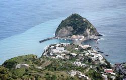 Il borgo di Sant'Angelo fotografato dal comune di Serrara Fontana, isola d'Ischia - © Wikipedia
