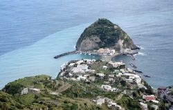 Il borgo di Sant'Angelo fotografato dal comune di Serrara Fontana, isola d'Ischia - © Wikipedia