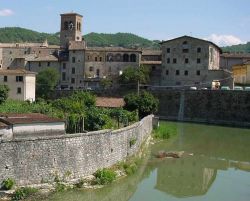 Il borgo di Sant'Angelo in Vado sul fiume metauro nelle Marche - © Joergsam - CC BY-SA 3.0 - Wikipedia