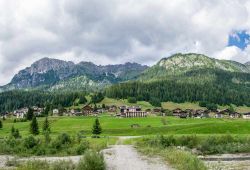 Il borgo di Sappada fotografato in piena estate, Veneto - Un suggestivo scorcio panoramico sul borgo di Plodn, in dialetto tedesco sappadino © pisaphotography / Shutterstock.com