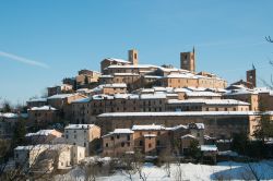 Il borgo di Sarnano in inverno sugli Appennini marchigiani.