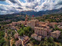 Il borgo di Sarnano nelle Marche nei Monti Sibillini, provincia di Macerata.