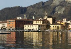 Il borgo di Sarnico si riflette sulle acque del Lago di Iseo in Lombardia - © m.bonotto  / Shutterstock.com