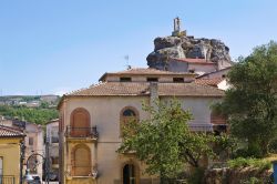 Il borgo di Satriano di Lucania, Basilicata, in una giornata di sole - © Mi.Ti. / Shutterstock.com